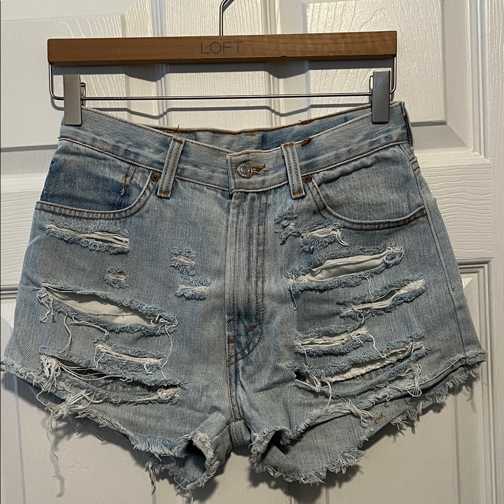 Aritzia Vintage Levi’s Distressed Light Wash Denim Shorts Size 25